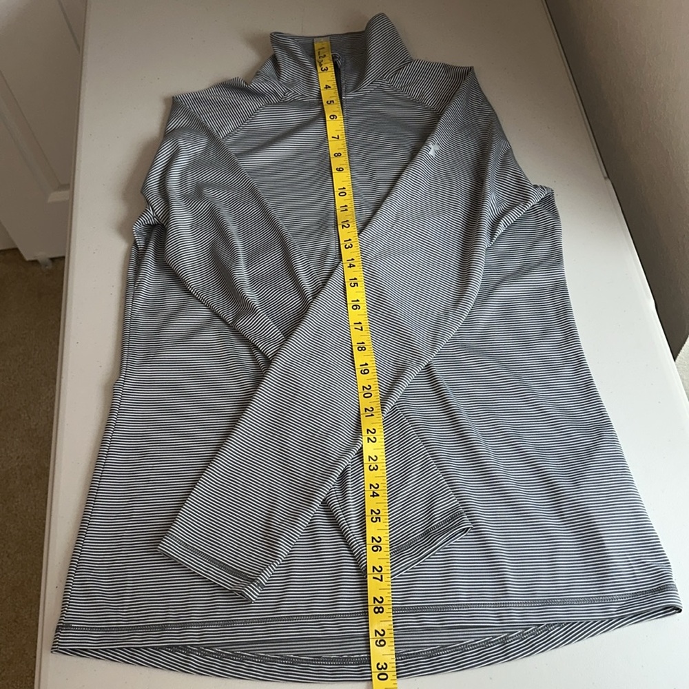 NWT Under Armour Women's Gray Striped Long Sleeves Shirt Size  S/M. - Picture 6 of 11